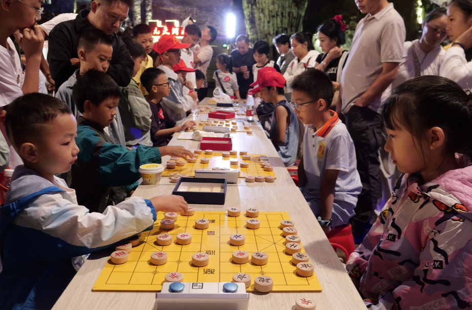 溶洞对弈享清凉 2026年“全民健身日”象棋擂台赛开赛