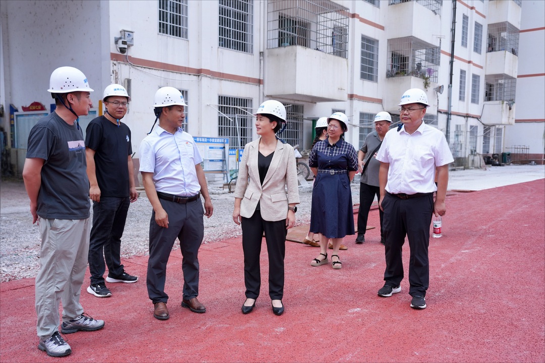 黄瑛调研教育工作并主持召开县委议教工作会议