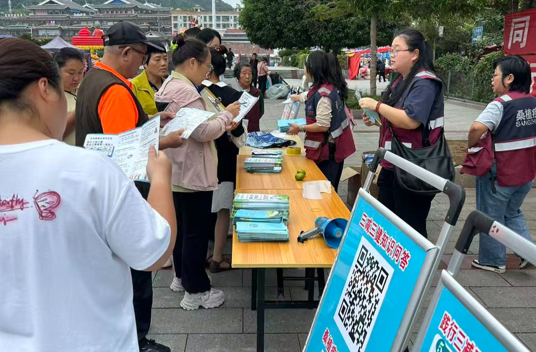 县疾控中心开展2026年全民健康生活方式宣传月户外集中宣传活动