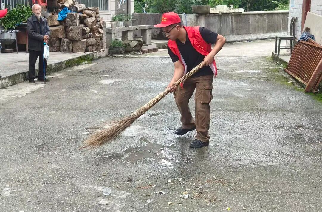 桑植县农机事务中心开展人居环境整治