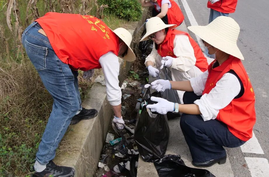 桑植县政府办开展人居环境整治志愿服务活动