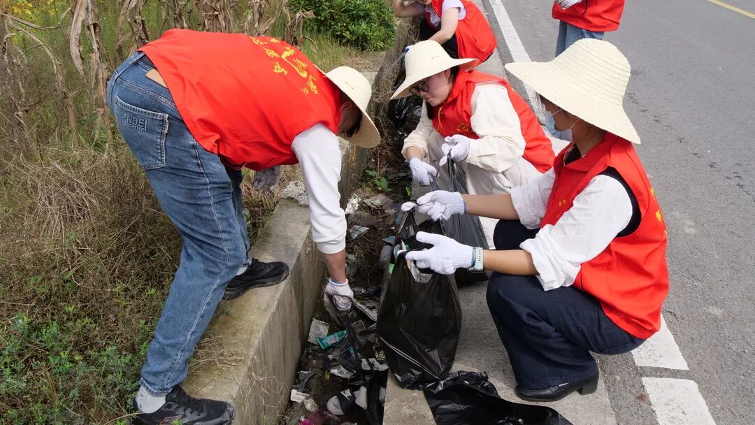 桑植县政府办开展人居环境整治志愿服务活动