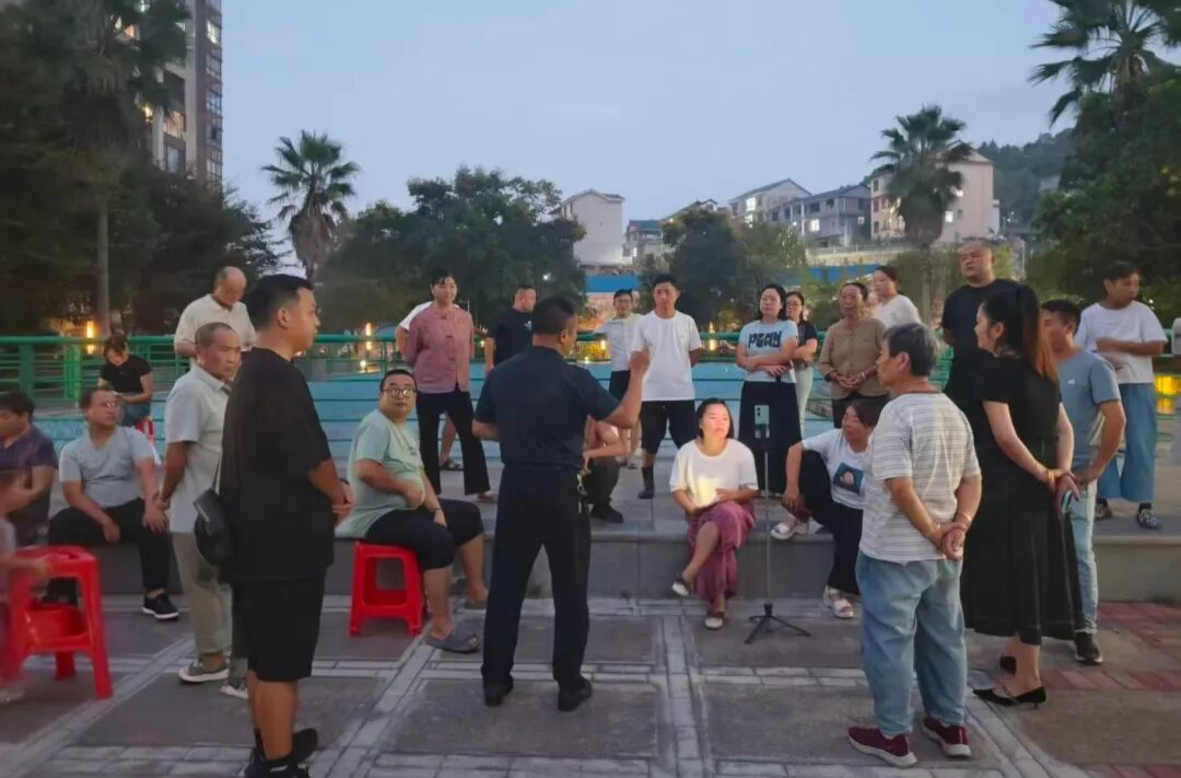 庭院夜话解心结！桑植县住建局暖心化解小区物业顽疾