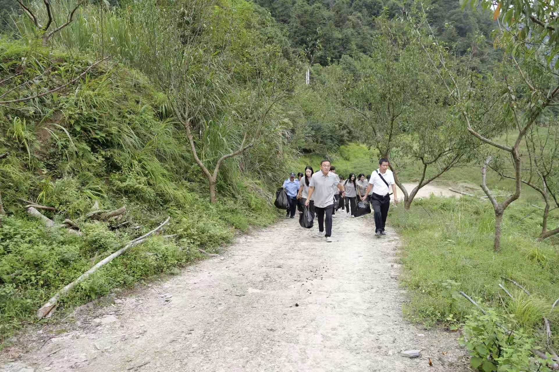 贺龙纪念馆：志愿服务护河道 同心共建美丽乡村