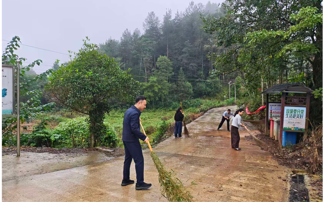 桑植县纪委监委开展人居环境整治实践活动