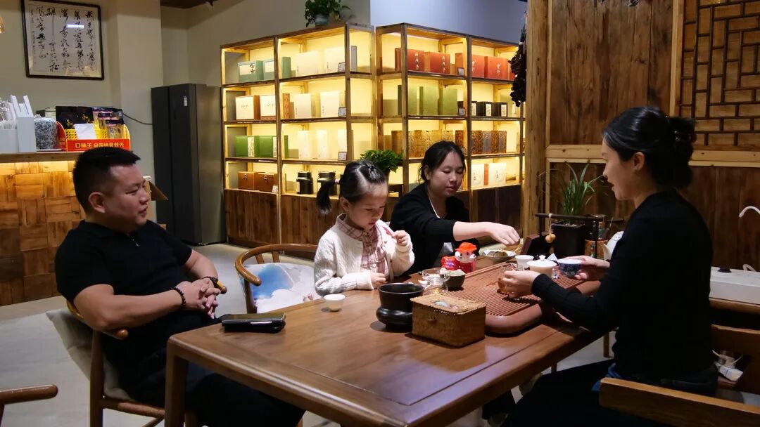 桑植白茶一条街:一缕茶香 引来八方游客
