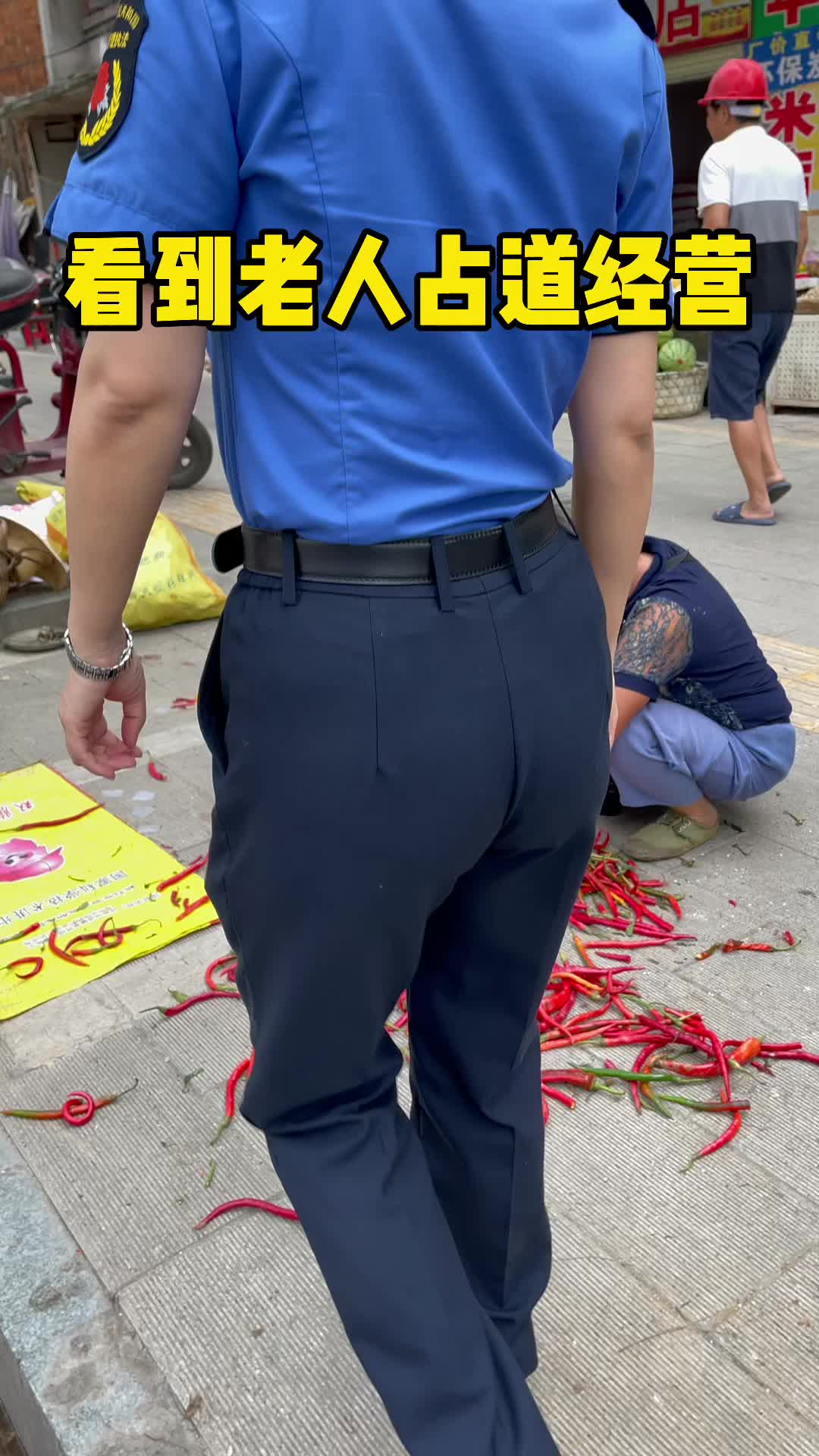 慈利城管的小姐姐小哥哥们，当你们蹲下身，决心帮助卖菜的老奶奶找摊位的那一刻，所有人都竖起大拇指！真是好样的！