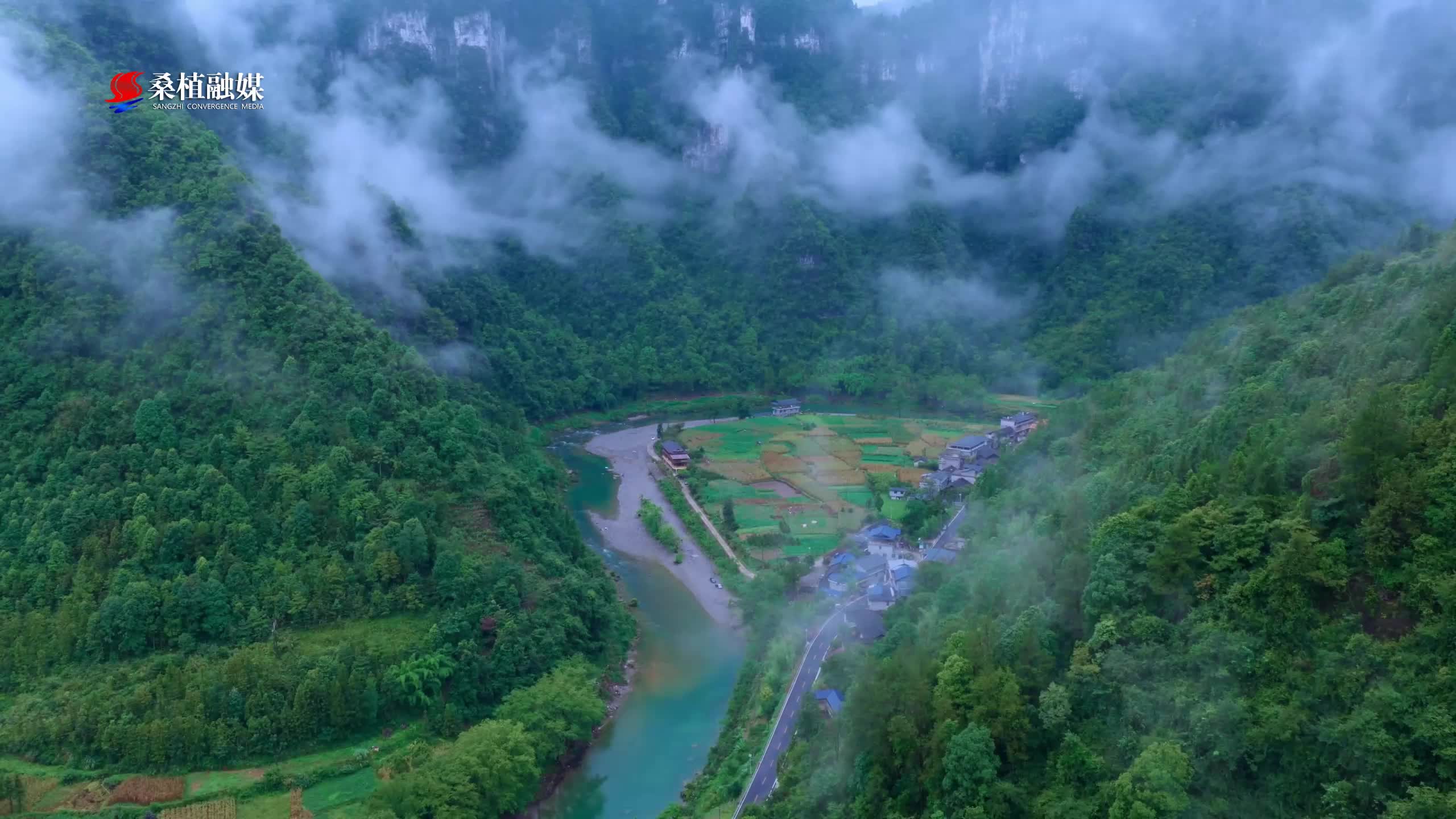 桑植好水（三）桑植避暑秘境黄连台，溪水通透澄澈，一眼望穿水底青石，绝美玻璃水如同翡翠铺在山间。夏日寻凉溯溪而行，一汪桑植好水，消解所有酷暑燥热。
