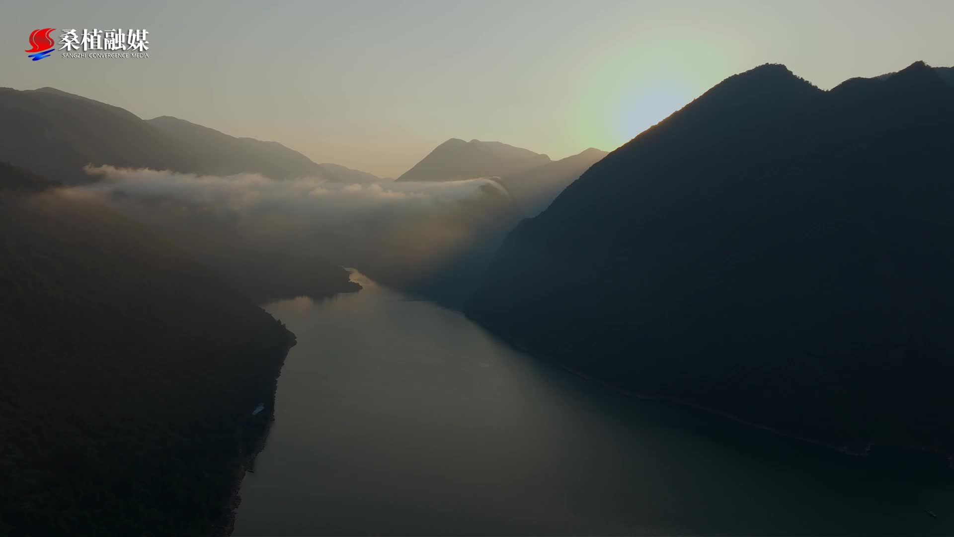 桑植好水（十）|  桑植溇水河，藏在武陵大山里的碧绿画卷🌊一江碧水穿峡谷，两岸壁耸云天，船行青山之间，满目皆是山河壮阔。