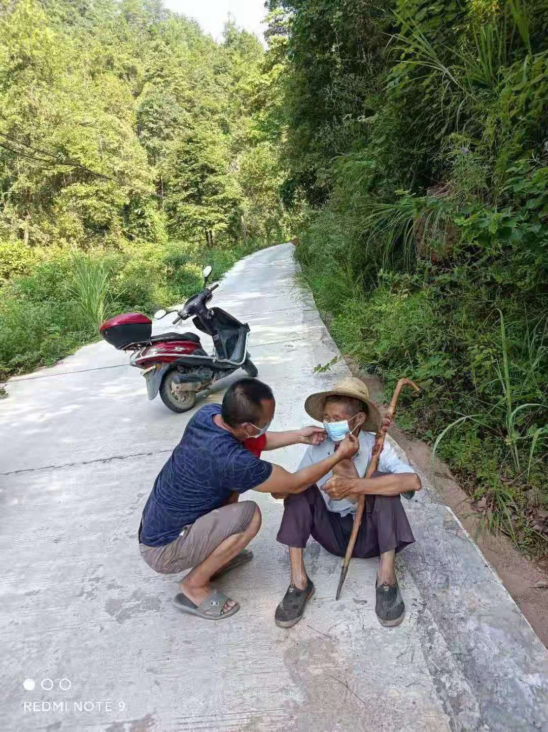 “周伯，你别动我来给你带口罩”
