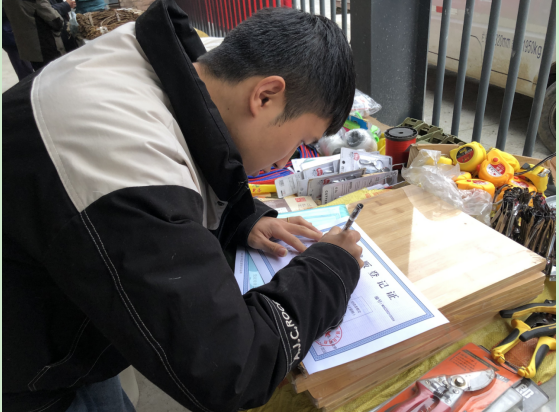 五道水镇：首次发放食品摊贩登记证  市场食品管理再升级
