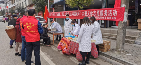桑植县民营医院联合党支部到龙潭坪镇开展义诊活动