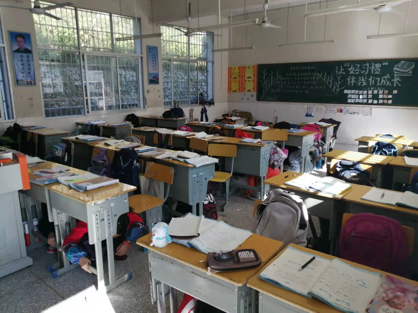 人潮溪学校：防震安全记心间  疏散演练常进行
