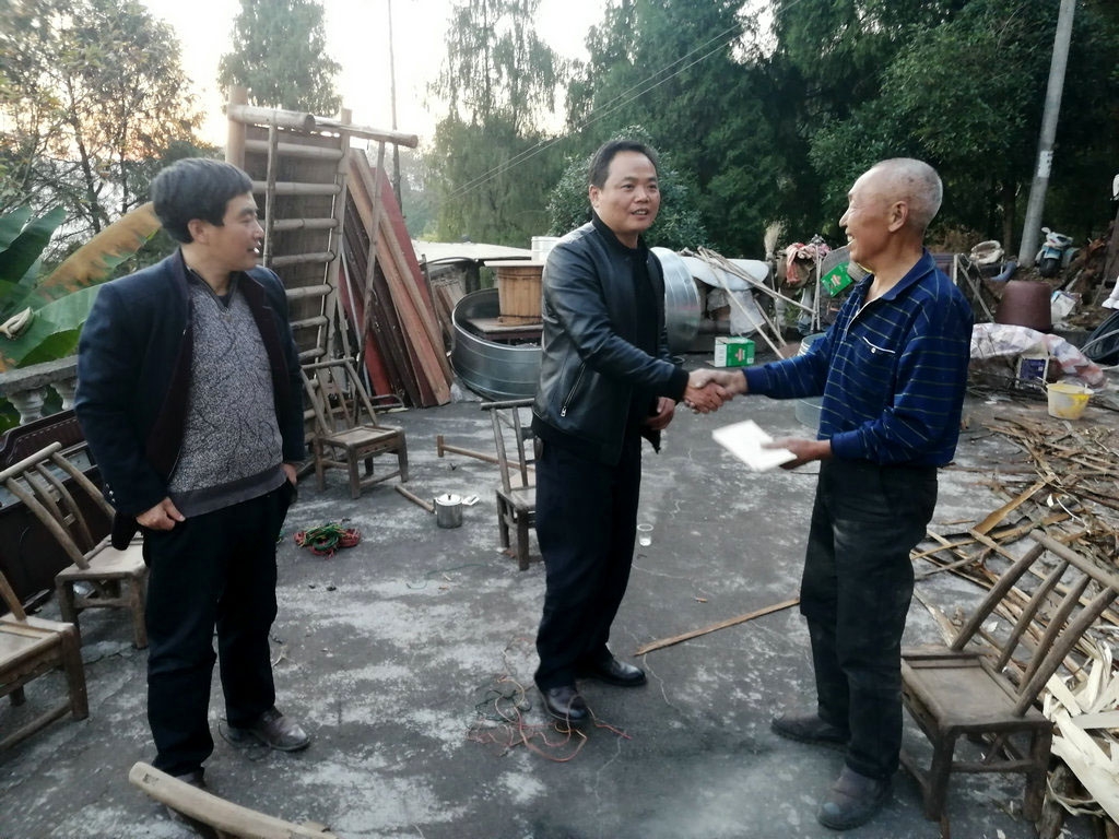 大火无情人有情 组织关怀暖人心