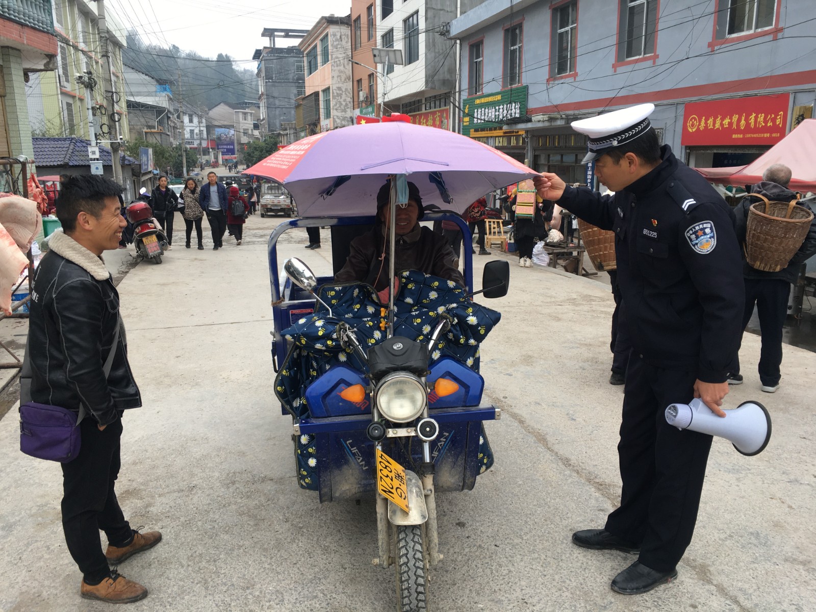 上洞街乡：头盔戴出门  安全带回家
