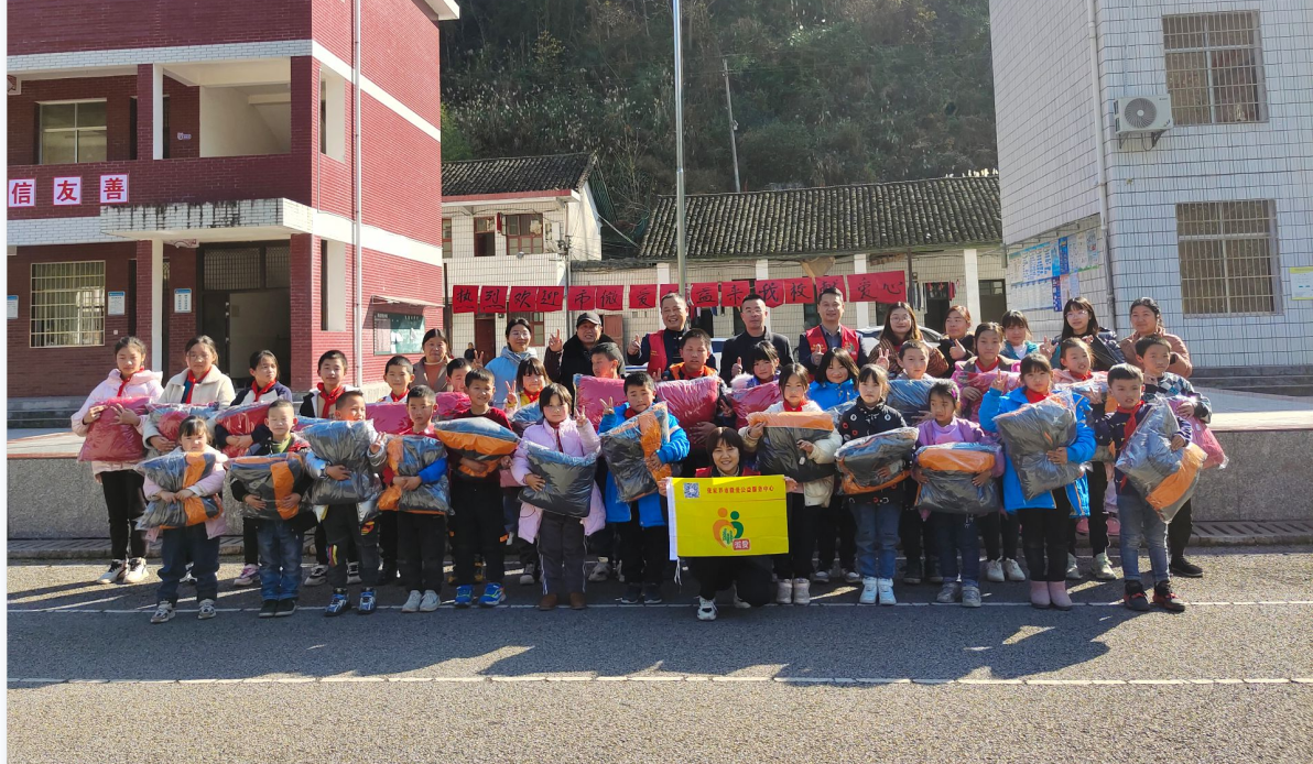 市微爱公益服务中心到淋溪河学校举行爱心捐赠活动