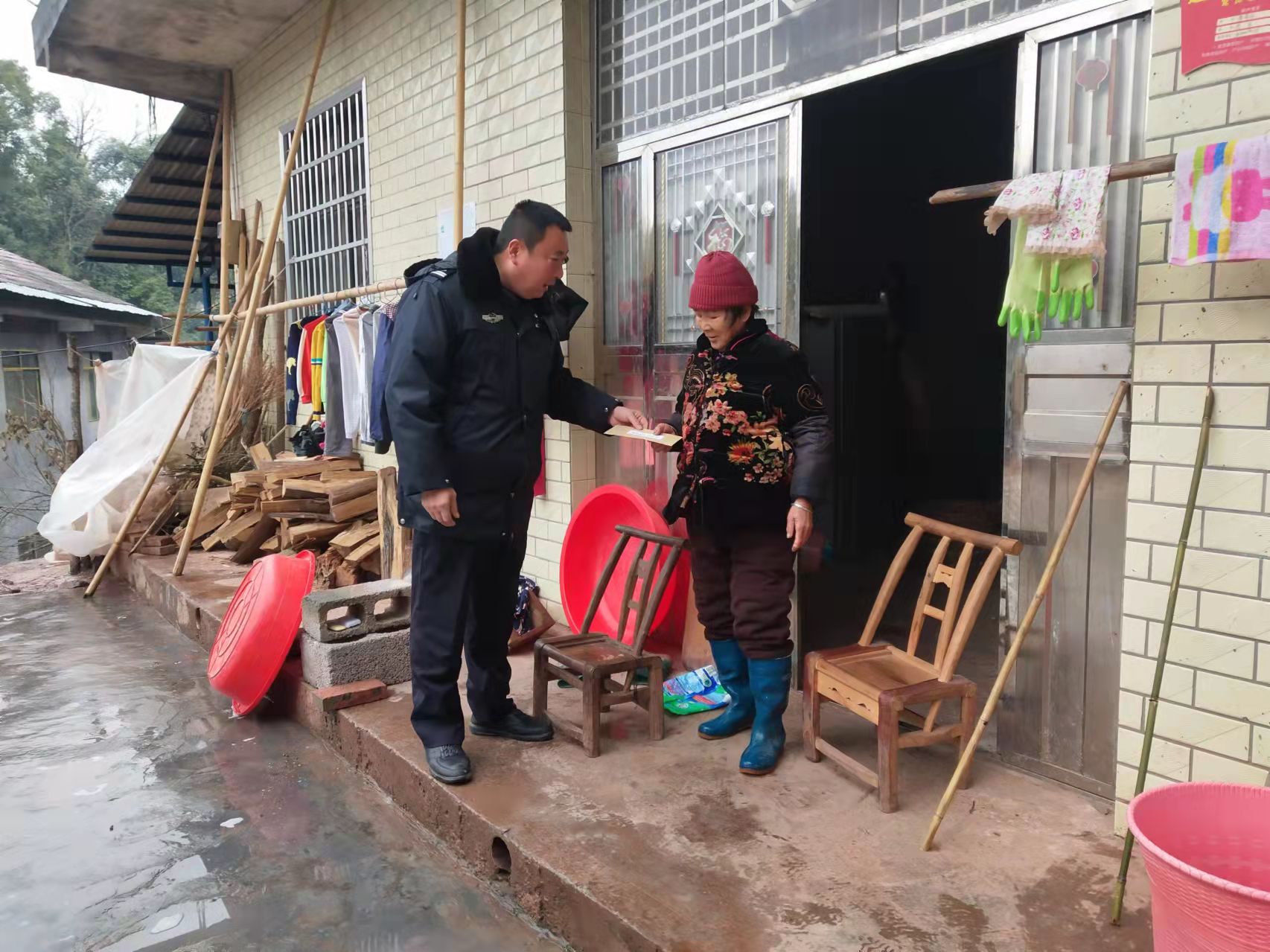 上洞街乡：开展入户宣传 让安全知识入住人心