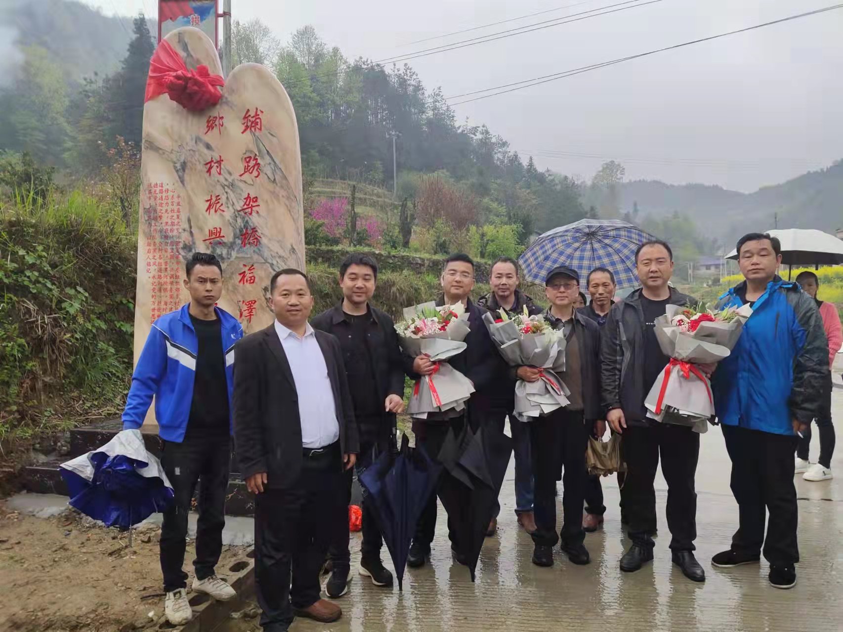 竹叶坪乡浸峪村：铺好通组路  乡村振兴未来可期
