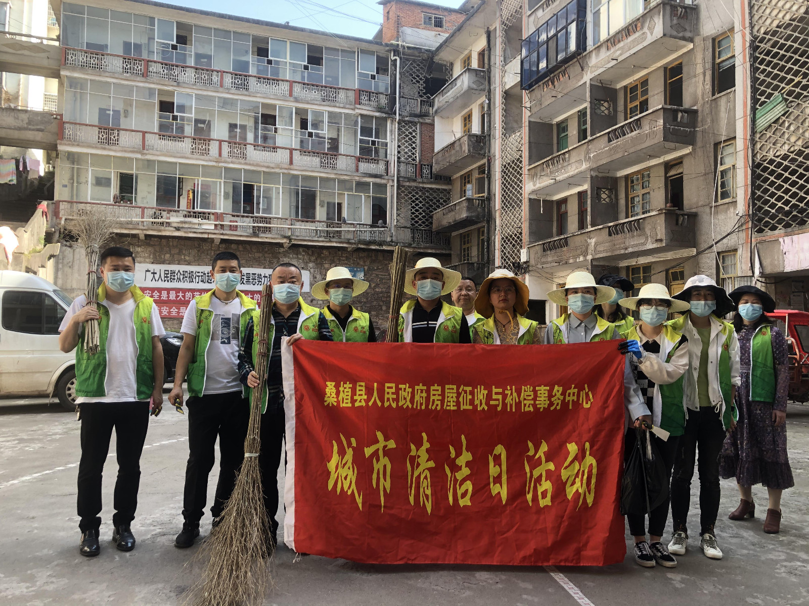清理“牛皮癣”   共为创城添活力
