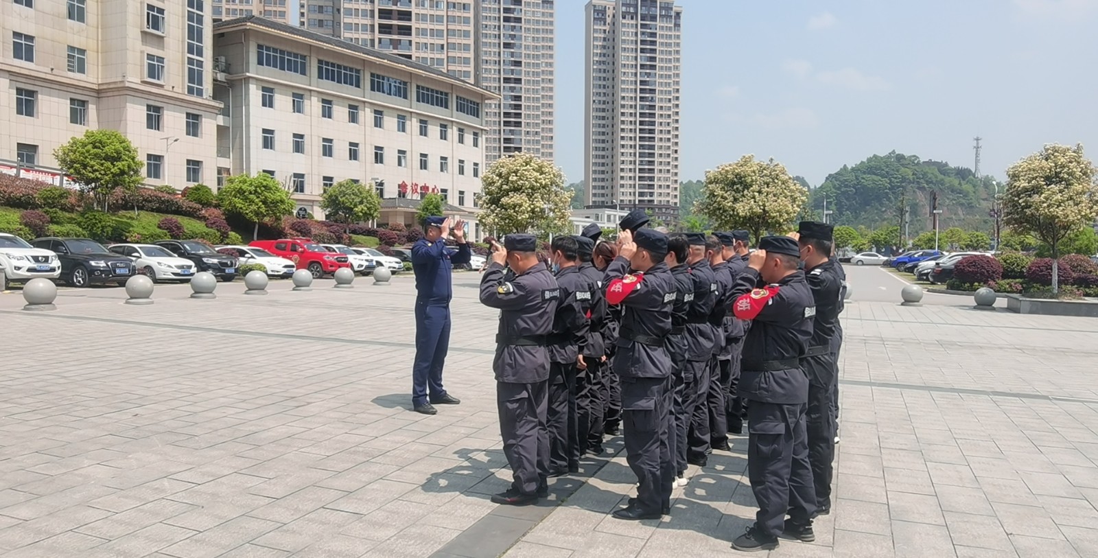 县行政中心对保安物业人员进行军训