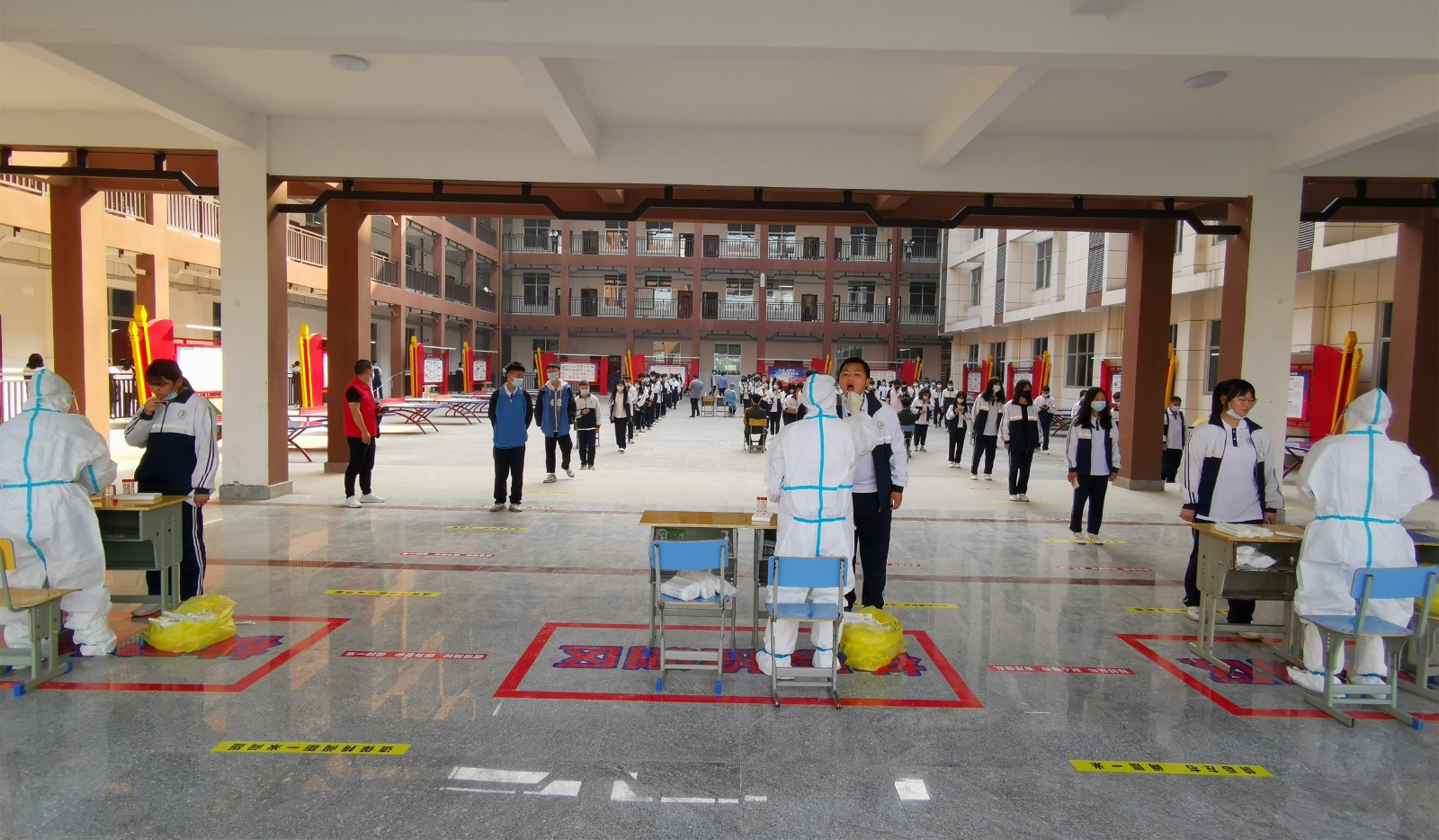 县民族中医院：核酸检测进校园  筑牢学校“防疫墙”