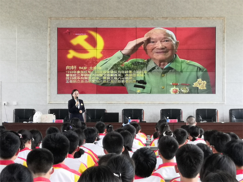 张家界市博物馆社科普活动走进贺龙中学