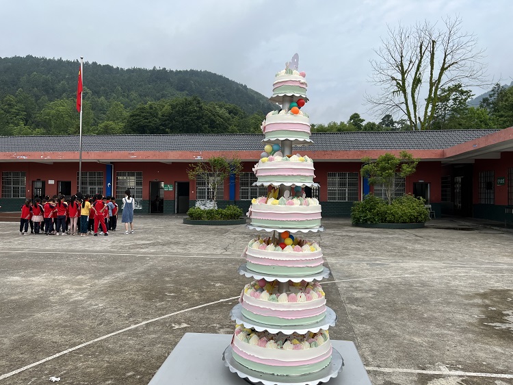温暖“儿童节”—爱心人士为前村坪小学捐赠七层蛋糕