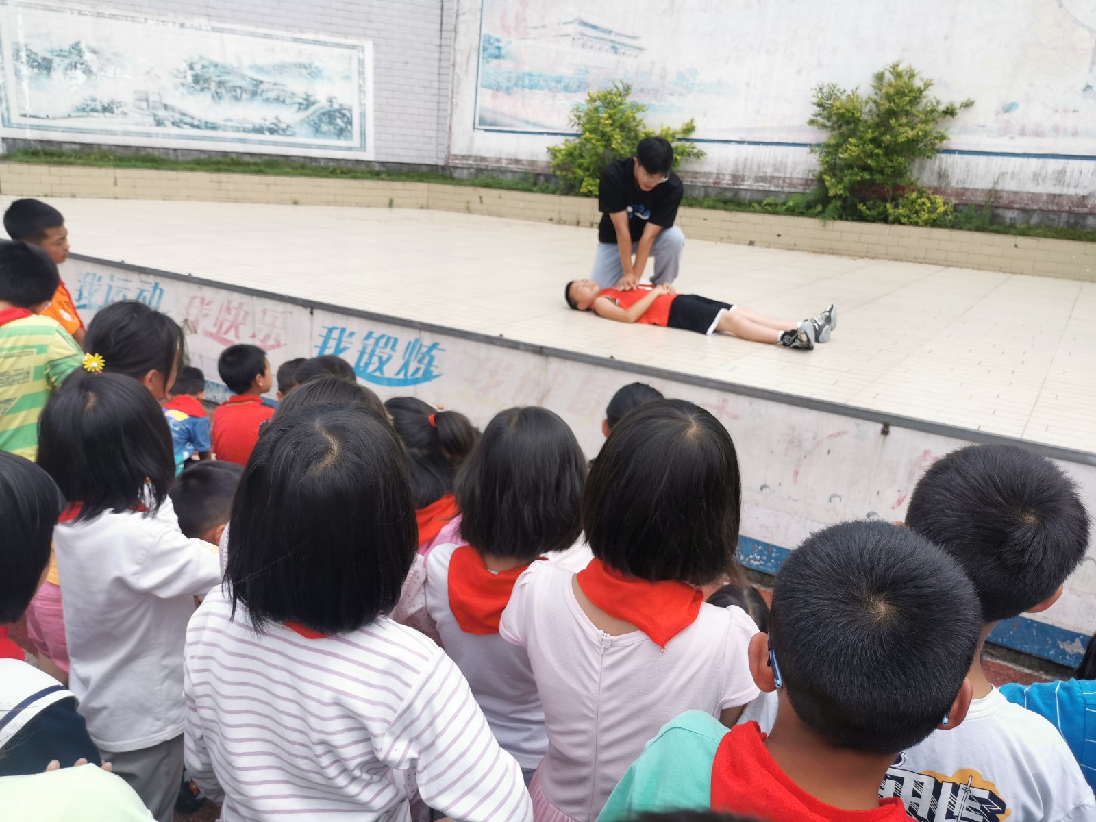苦竹坪小学开展“防溺水急救知识进校园”活动