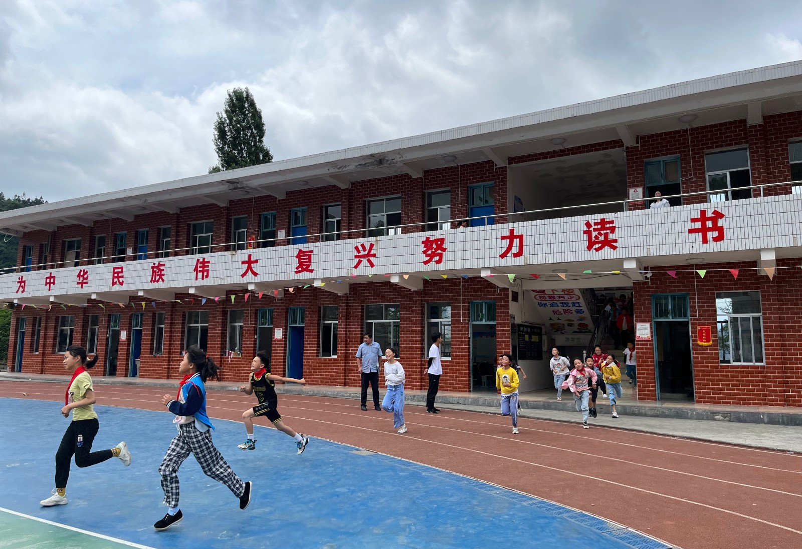 白石学校：开展“安全生产月”紧急疏散演练活动