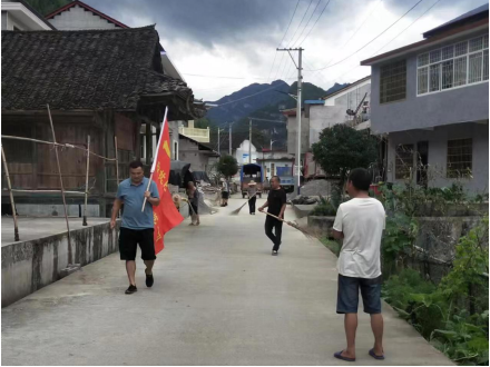 龙潭坪镇深入开展农村人居环境“四清一提”专项整治行动