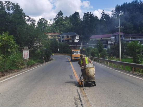 桑植县公路建设养护中心：规范交通标志标线 助力旅发大会