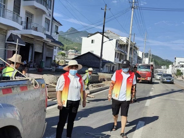 瑞塔铺小学教师争当文明城市的志愿者