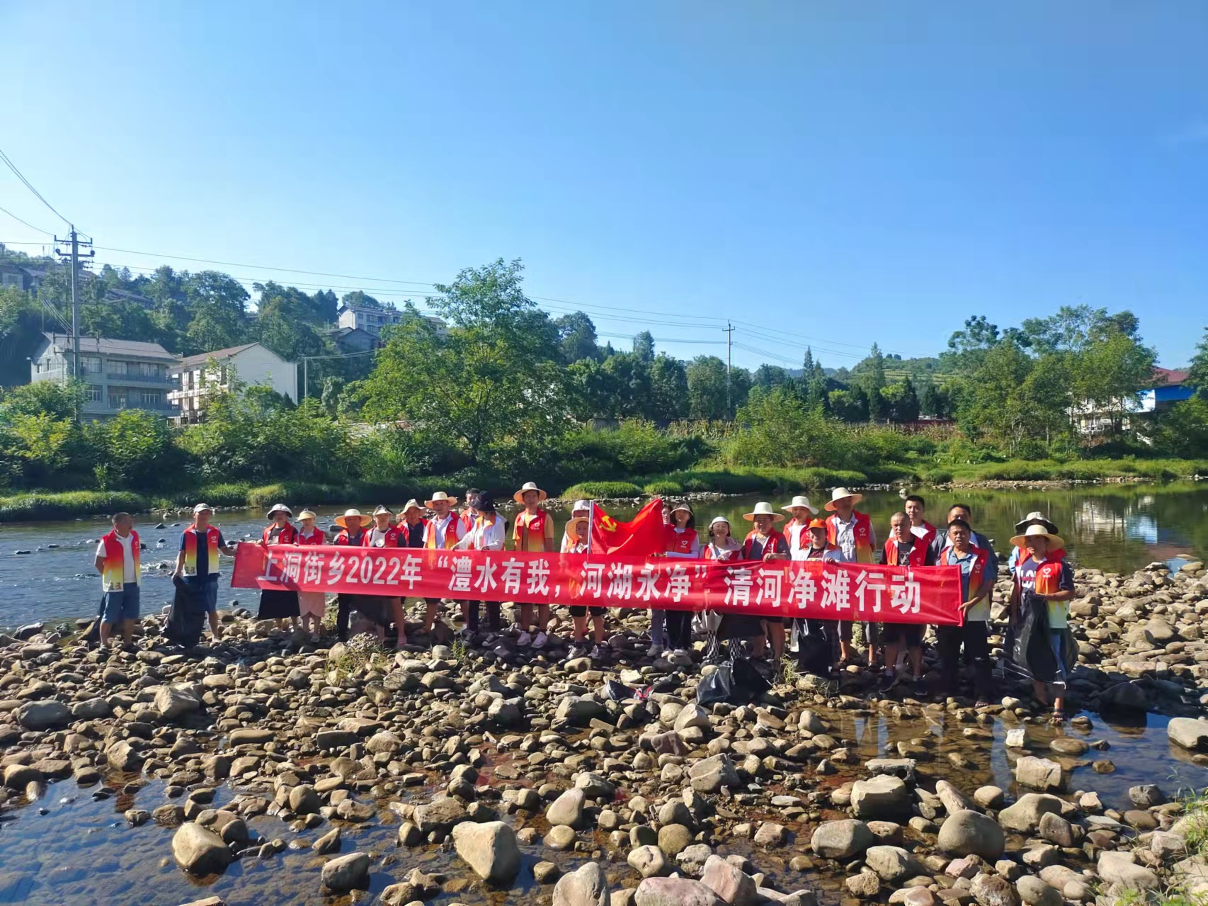 上洞街乡开展“澧水有我·河湖永净”清河净滩、防溺水专项行动