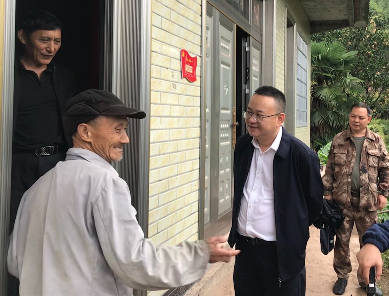张金华到人潮溪镇和平村走访调研