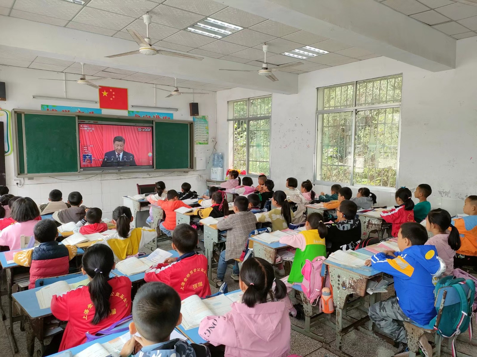 桑植县马合口学校集中收看党的二十大开幕会