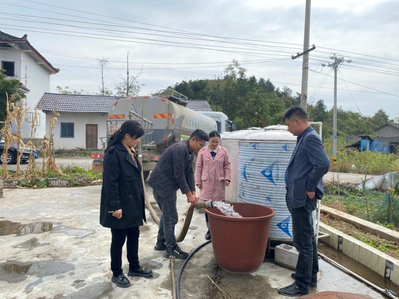 官地坪镇富平村驻村工作队：聚焦群众"急难愁盼" 抗旱送水解民忧