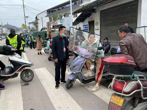 瑞塔铺小学：“一盔一带”护周全  平安出行平安归