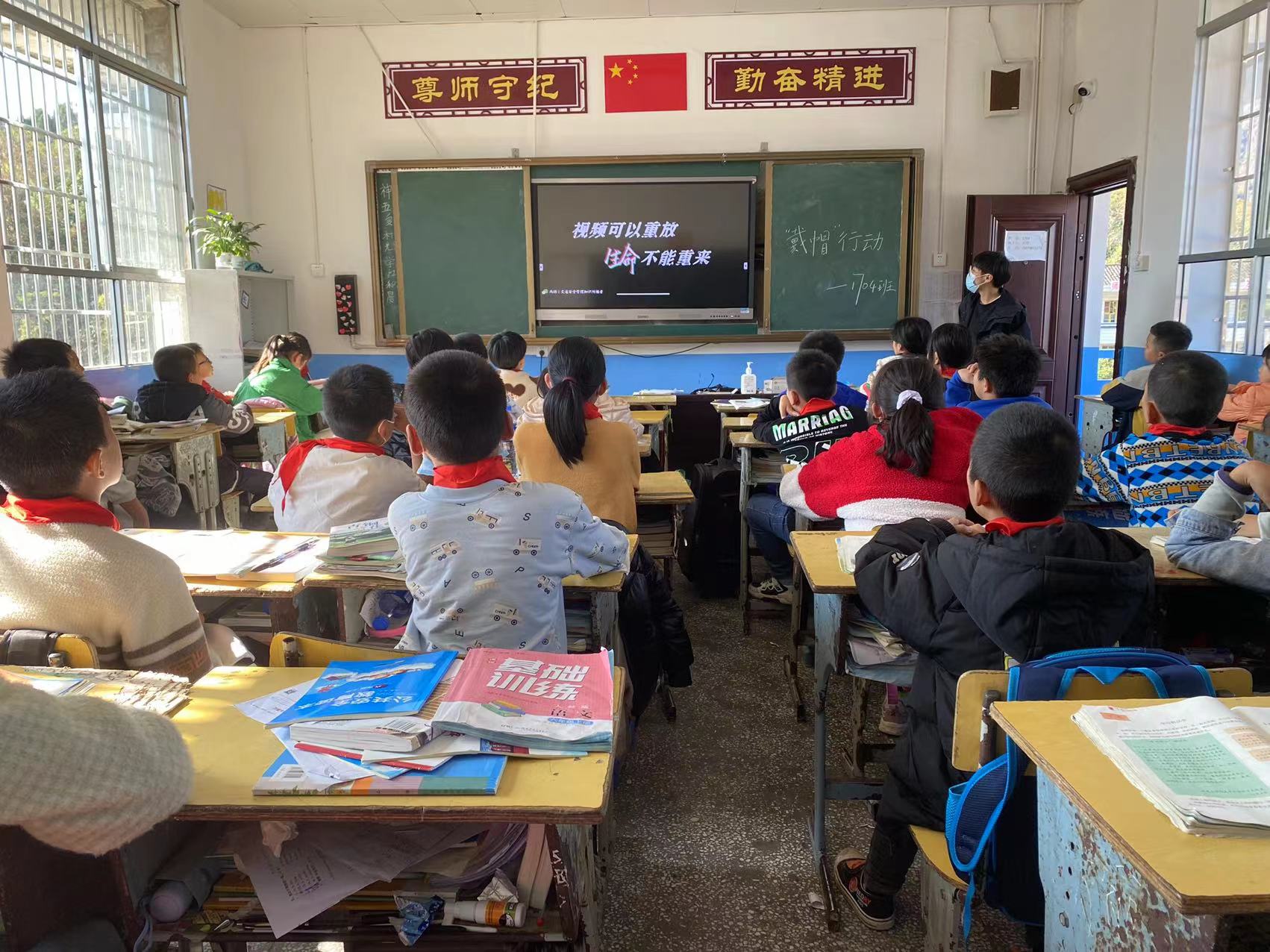 陈家河小学开展交通安全“戴帽工程”专项行动
