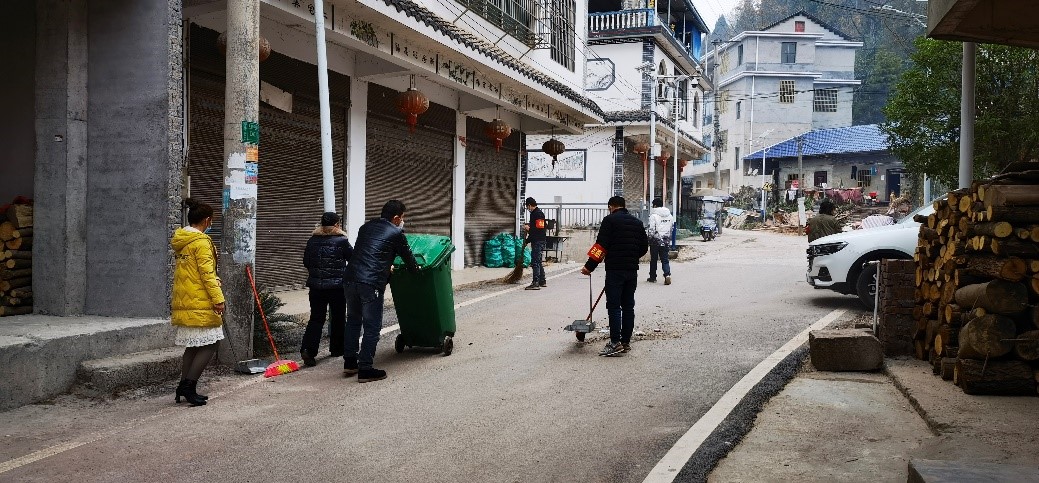 芙蓉桥白族乡芙蓉桥村： 党员干部争当先锋表率  义务清洁扫出文明乡风