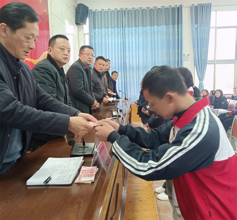 桑植县贺龙中学：89名学子喜获国家知识产权局助学金