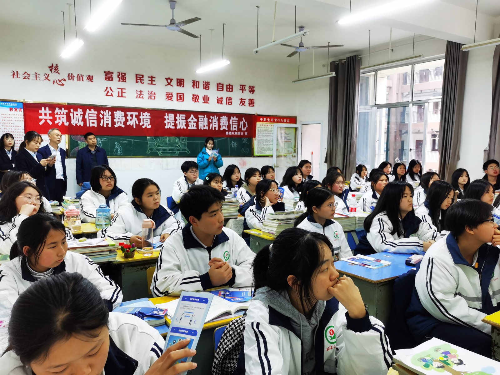 桑植县农商银行：送征信知识进校园