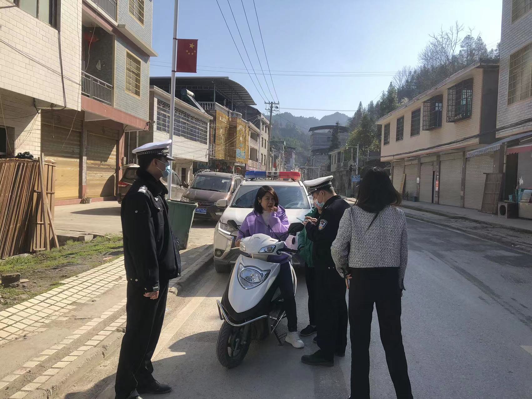 上河溪乡 ： 交通执法不停歇 守护平安不停步