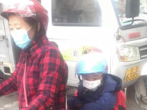 瑞塔铺小学：“一盔⼀带”守护安全