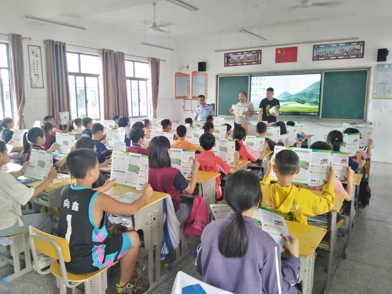 瑞塔铺镇：平安建设进校园 点亮师生“法治灯”