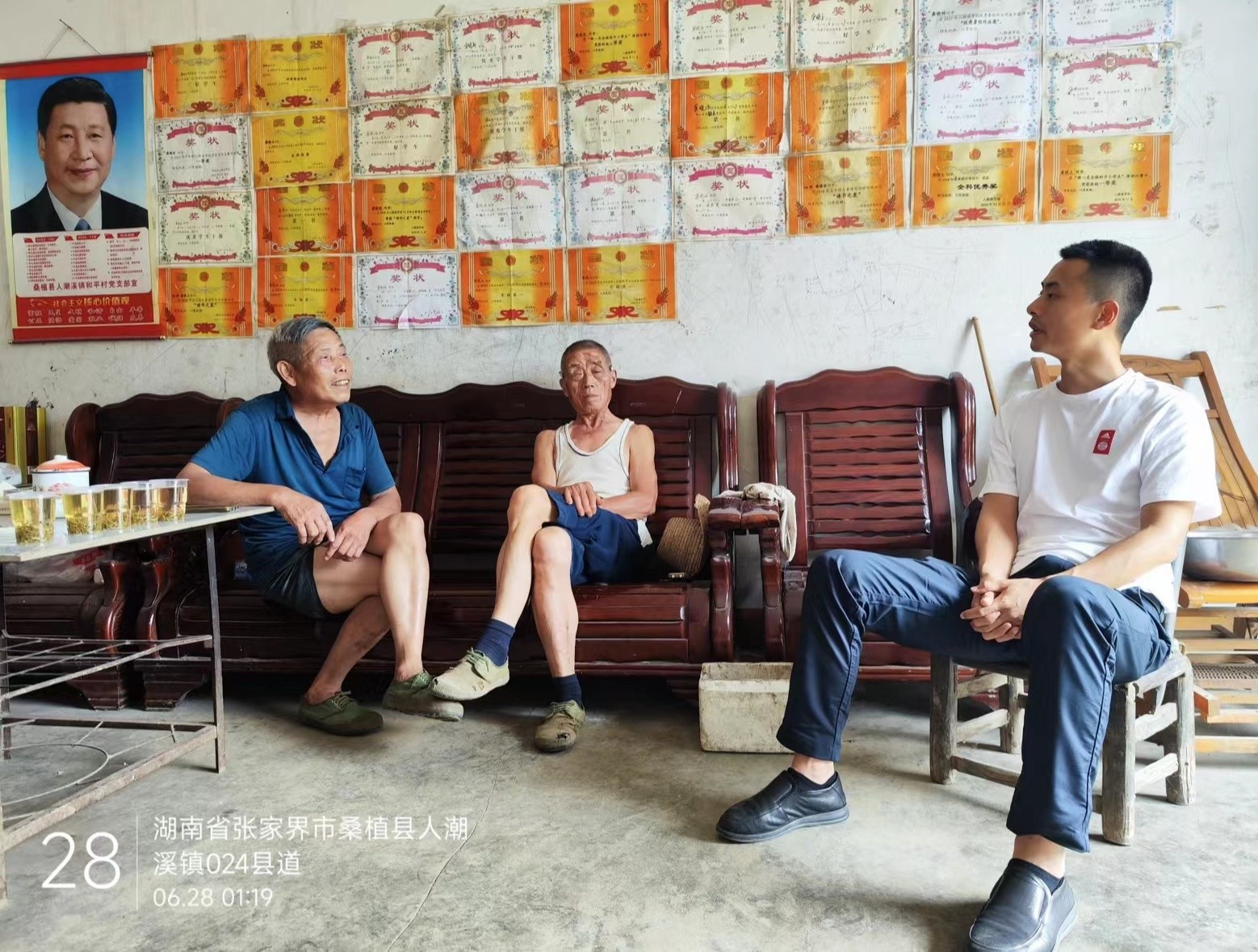 县委组织部驻人潮溪镇和平村工作队开展”七一“慰问