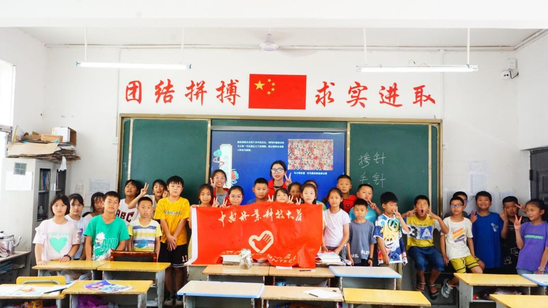 中南林业科技大学联合中南大学暑期社会实践团队来到桑开展湘绣文化宣讲活动