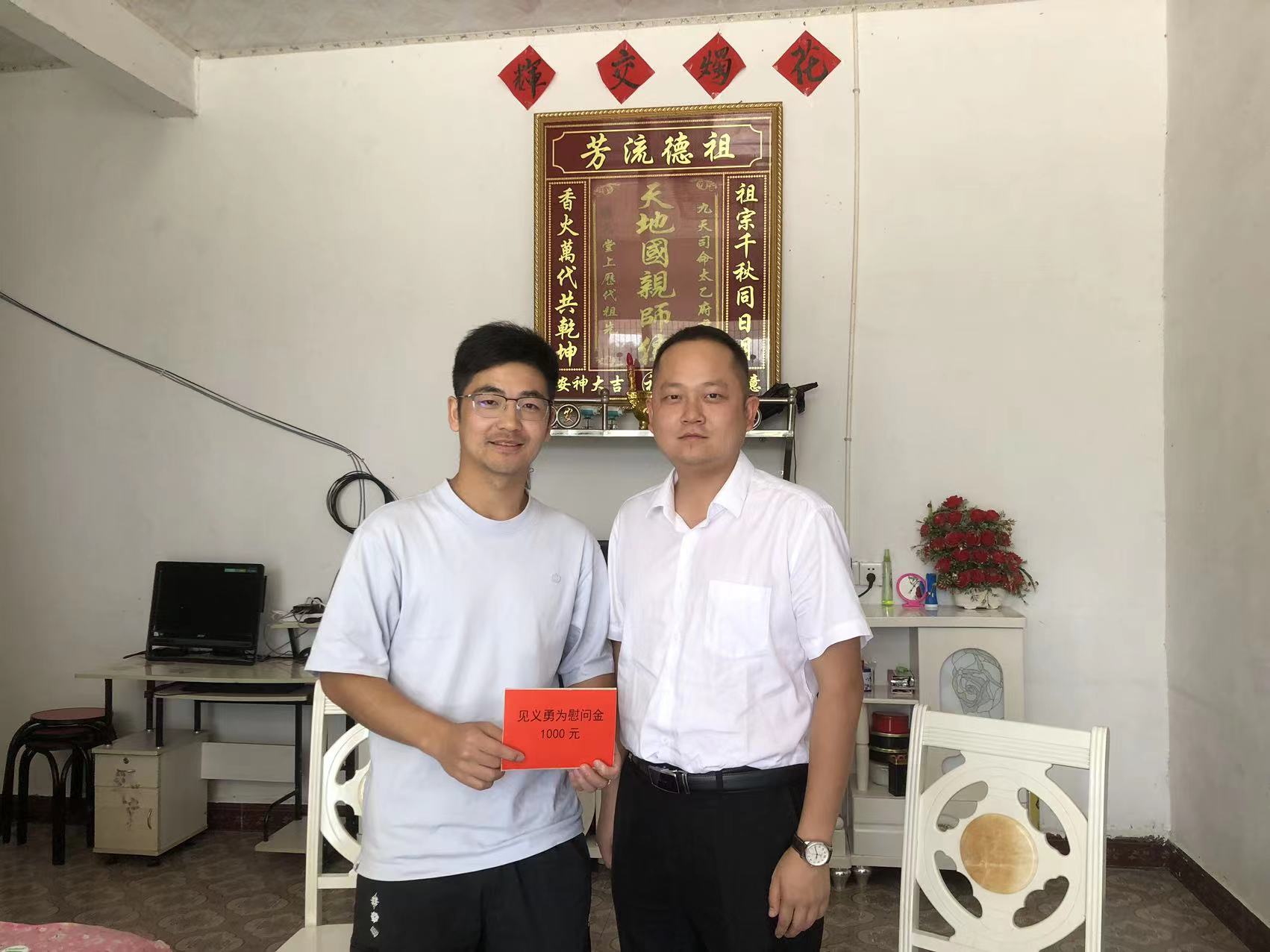 上河溪乡慰问救人英雄蒋吉林