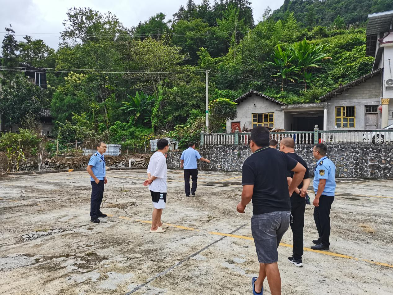 竹叶坪乡： 非法经营“零容忍”  联合行动治非法