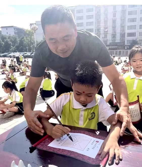 萃英学校举行一年级开笔礼