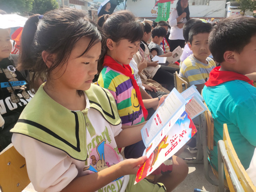 瑞塔铺小学开展法治教育宣传周活动